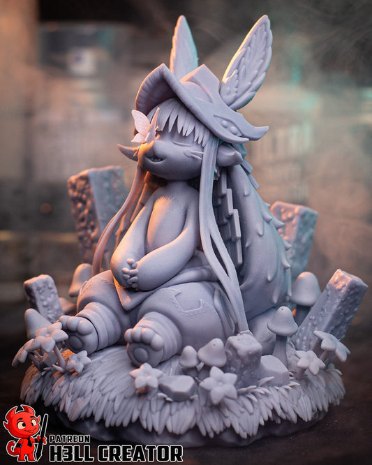 Nanachi Made in the Abyss 1:8 scale unpainted figure front angle, seated hollow character with large hat and long ears, detailed grass and mushroom base