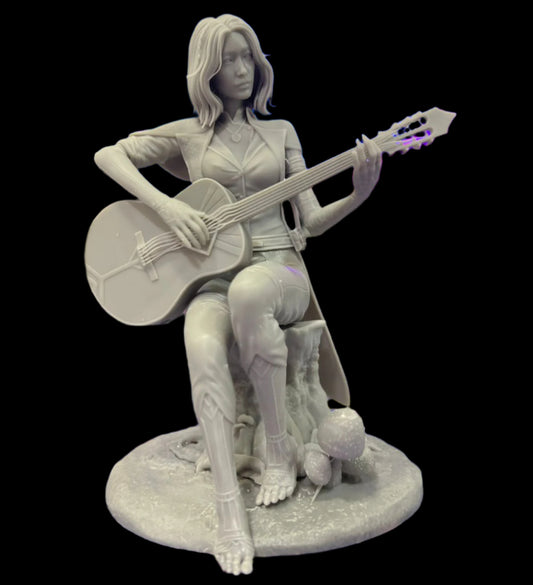 Lune figurine raw resin version seated with guitar, barefoot on a tree stump with mushrooms – front view