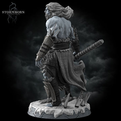 Frost Giant miniature from the front, holding a large spiked hammer, wearing armor with skull details, and standing on a snow-covered base.