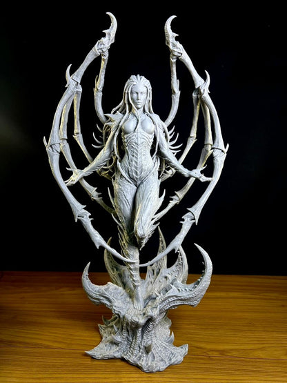 Unpainted version of Sarah Kerrigan Queen of Blades figure showcasing her intricate bio-organic texture and base structure.