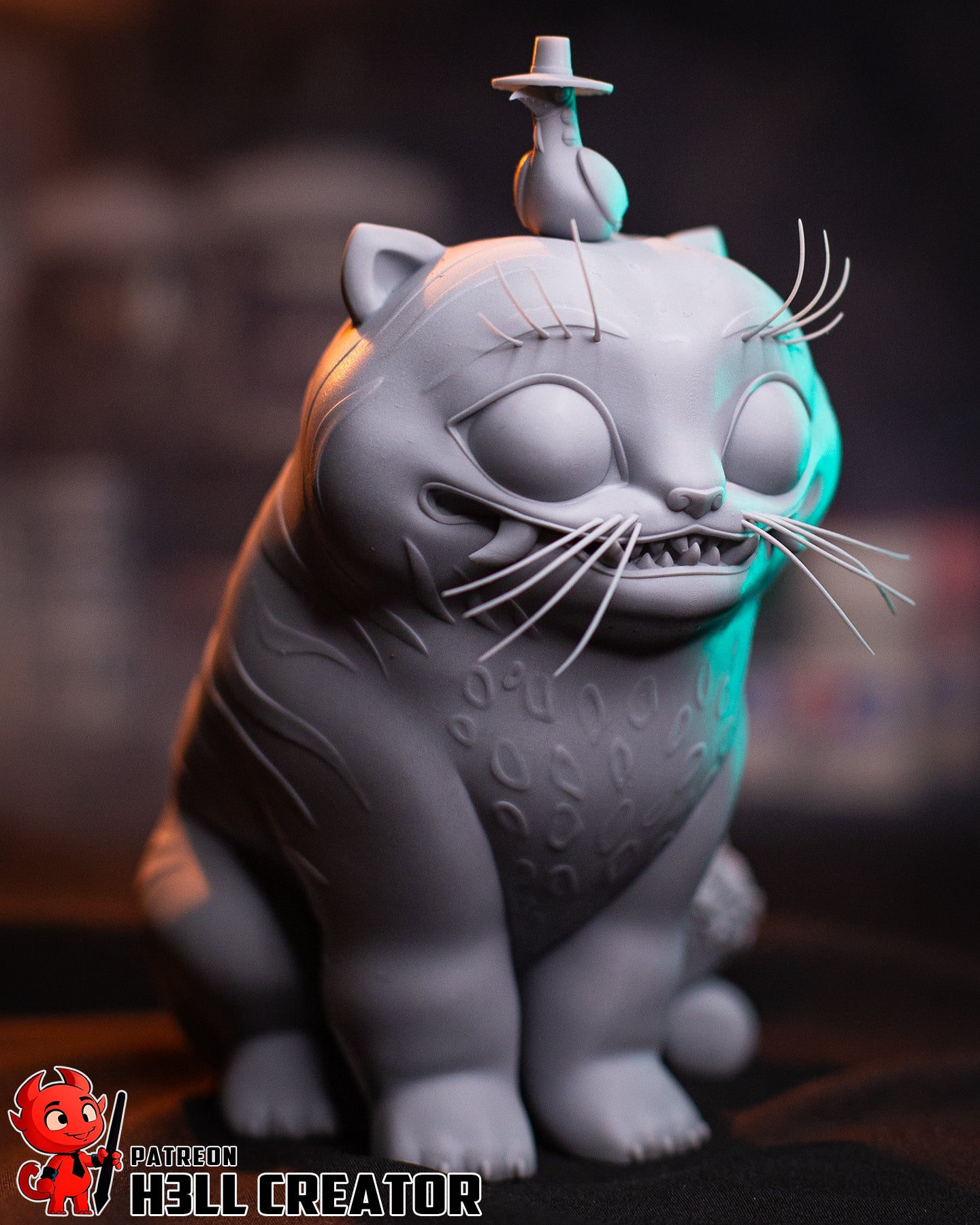 Derpy & Sussie figure angled view – side profile showing tiger’s grin, whiskers, and perched bird companion.