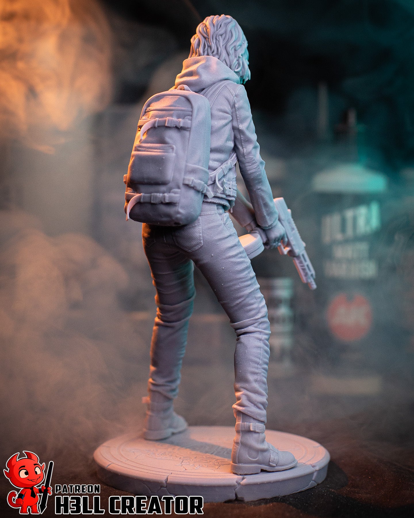 Grace Ashcroft Resident Evil 1:8 scale rear view showing jeans and a backpack
