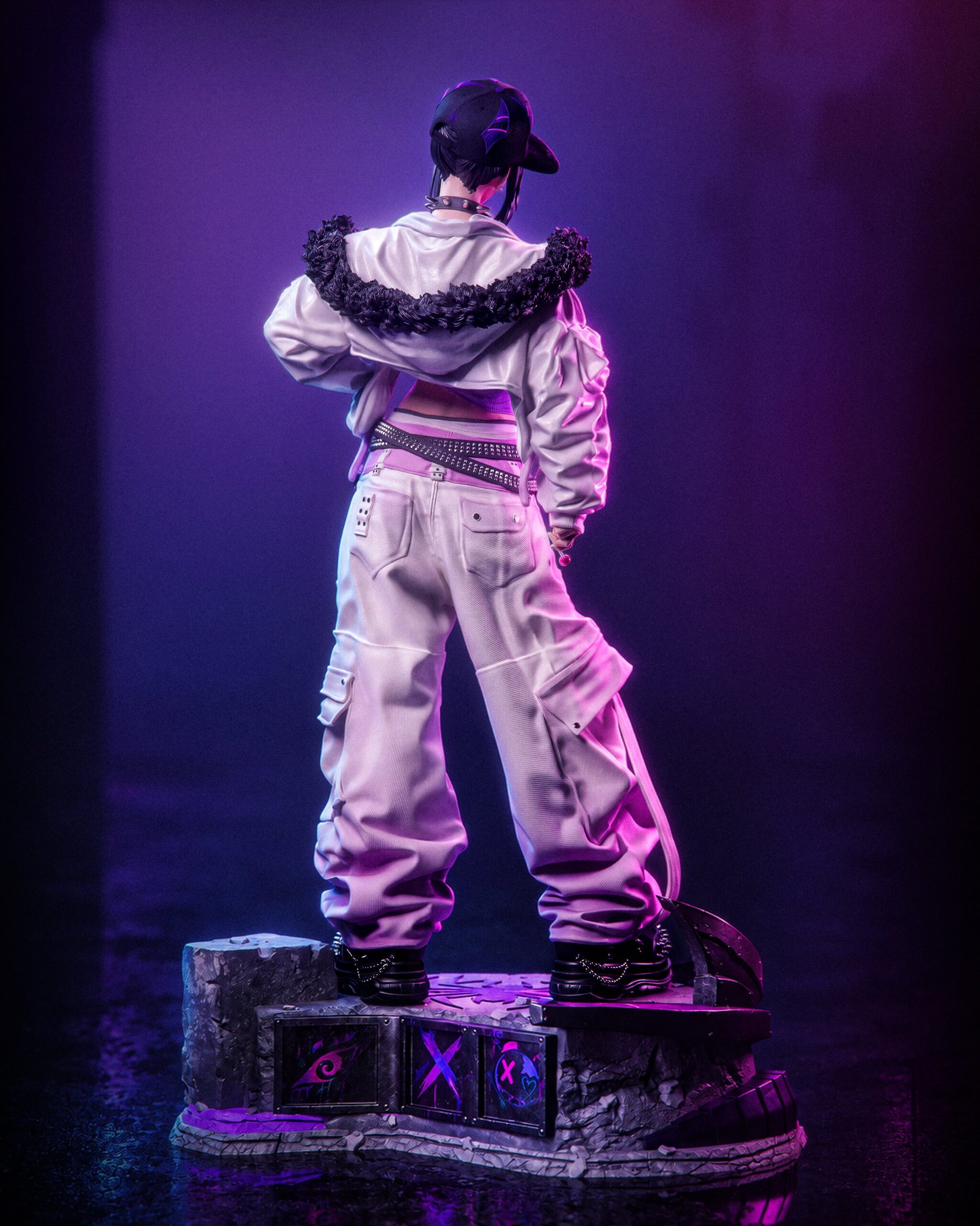 Alt text: Rear view of Juri Han streetwear figure featuring a fur-trimmed jacket, baggy cargo pants, sideways cap and detailed urban display base.